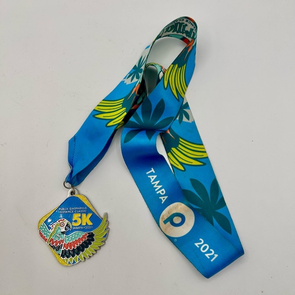 Publix 2021 GASPARILLA Classic 5K Race Finisher Medal Tampa Parrot - Picture 1 of 6